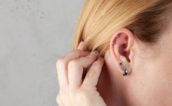 A curved barbell in the inner upper ear fold
